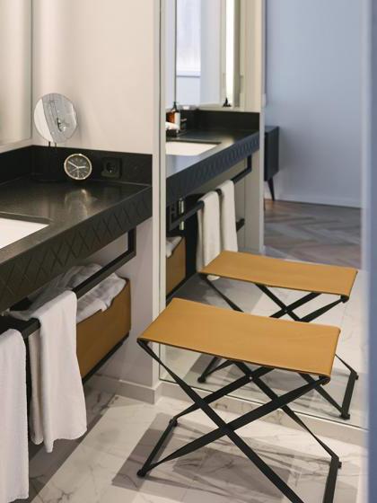 JUNO stool
